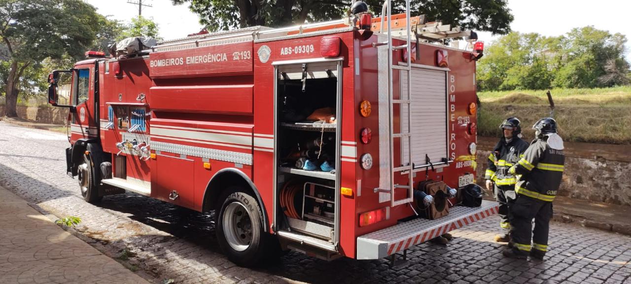 Foto 5 de 15 — Carro pega fogo perto da Via Expressa em Araraquara